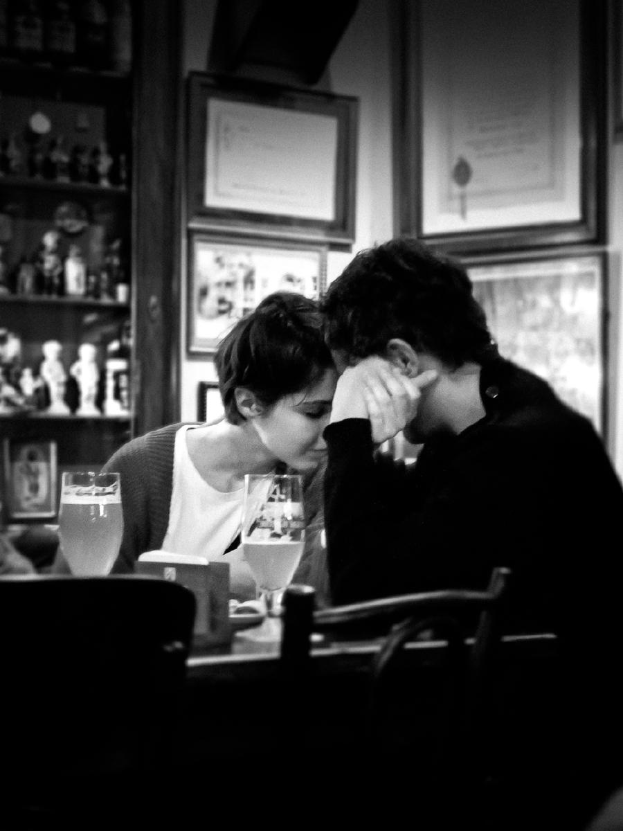 Zwart-witbeeld van twee mensen in een café