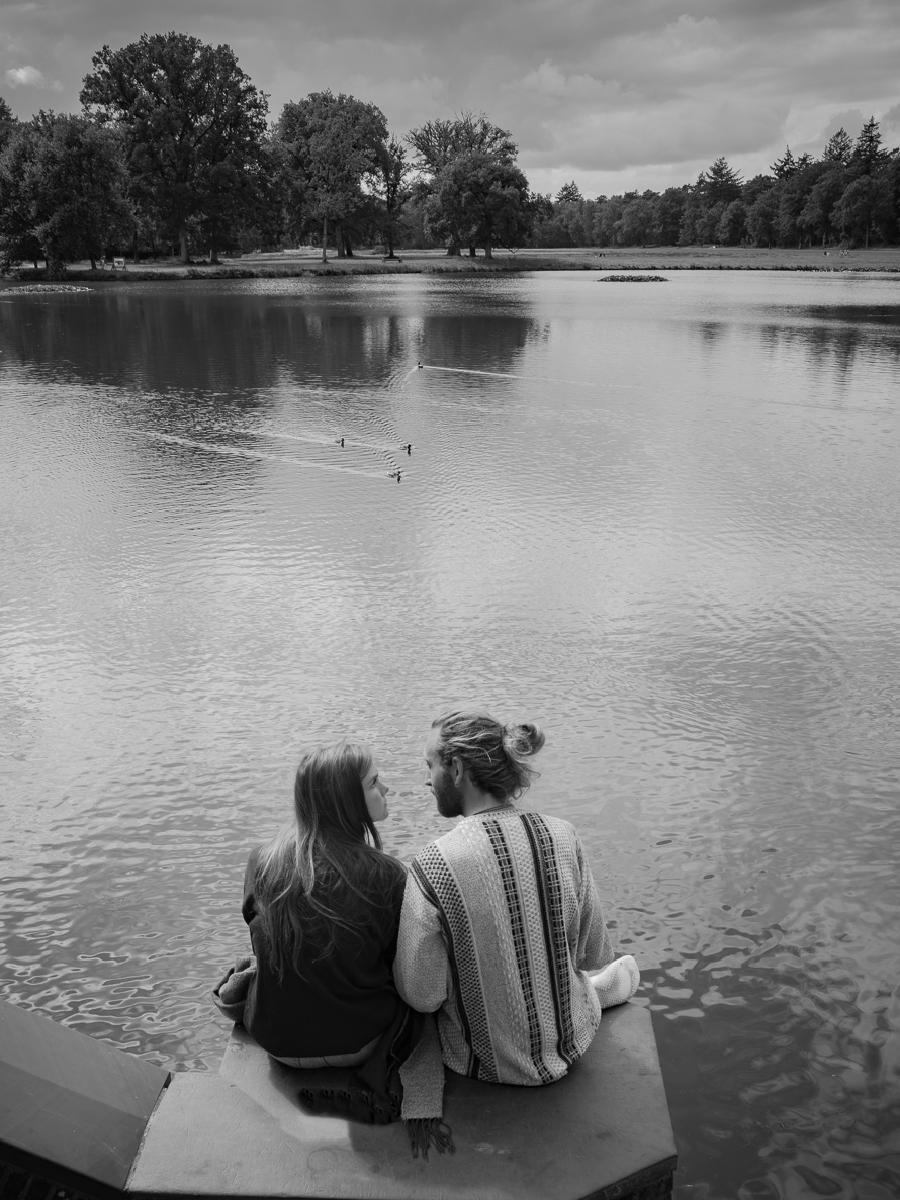Zwart-witbeeld van twee mensen aan het water