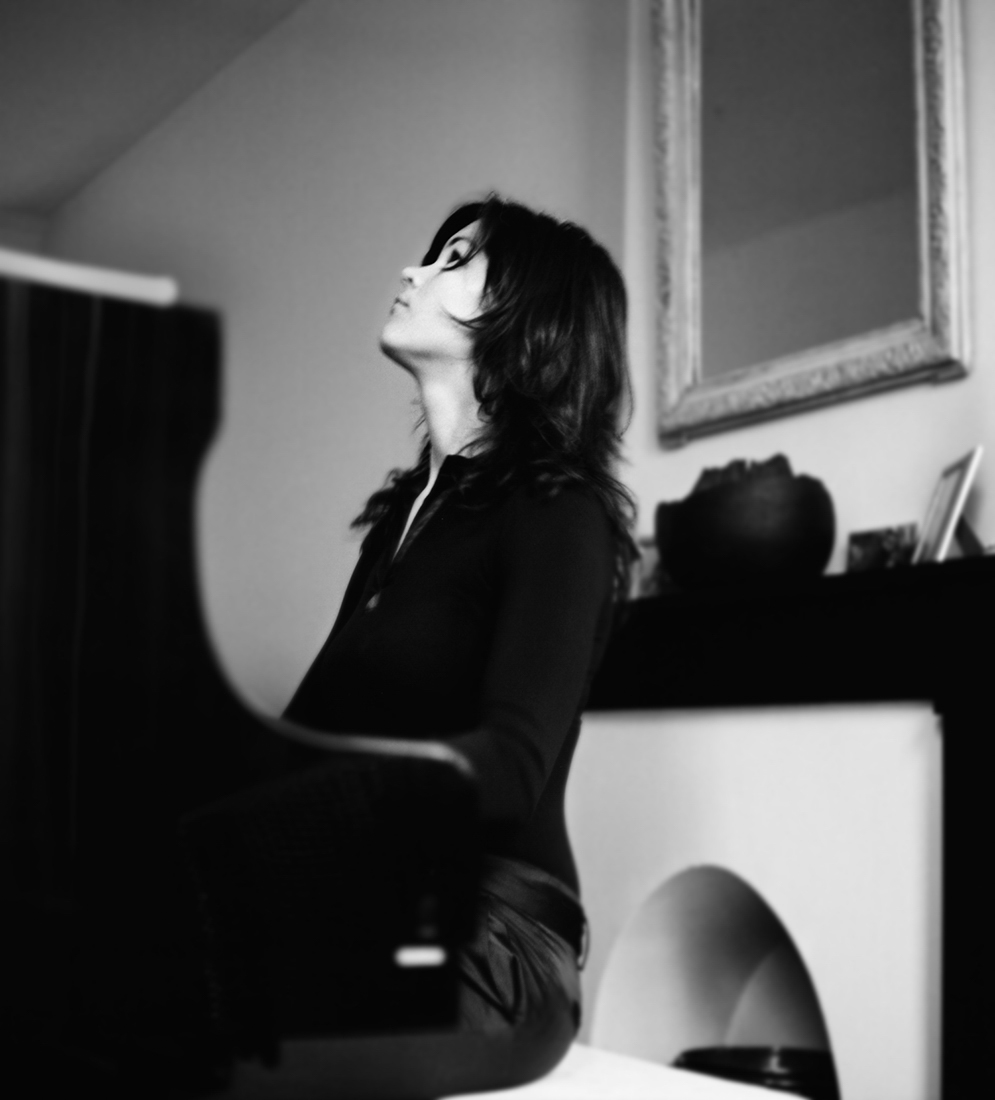 Zwart-witportret in een interieur met piano