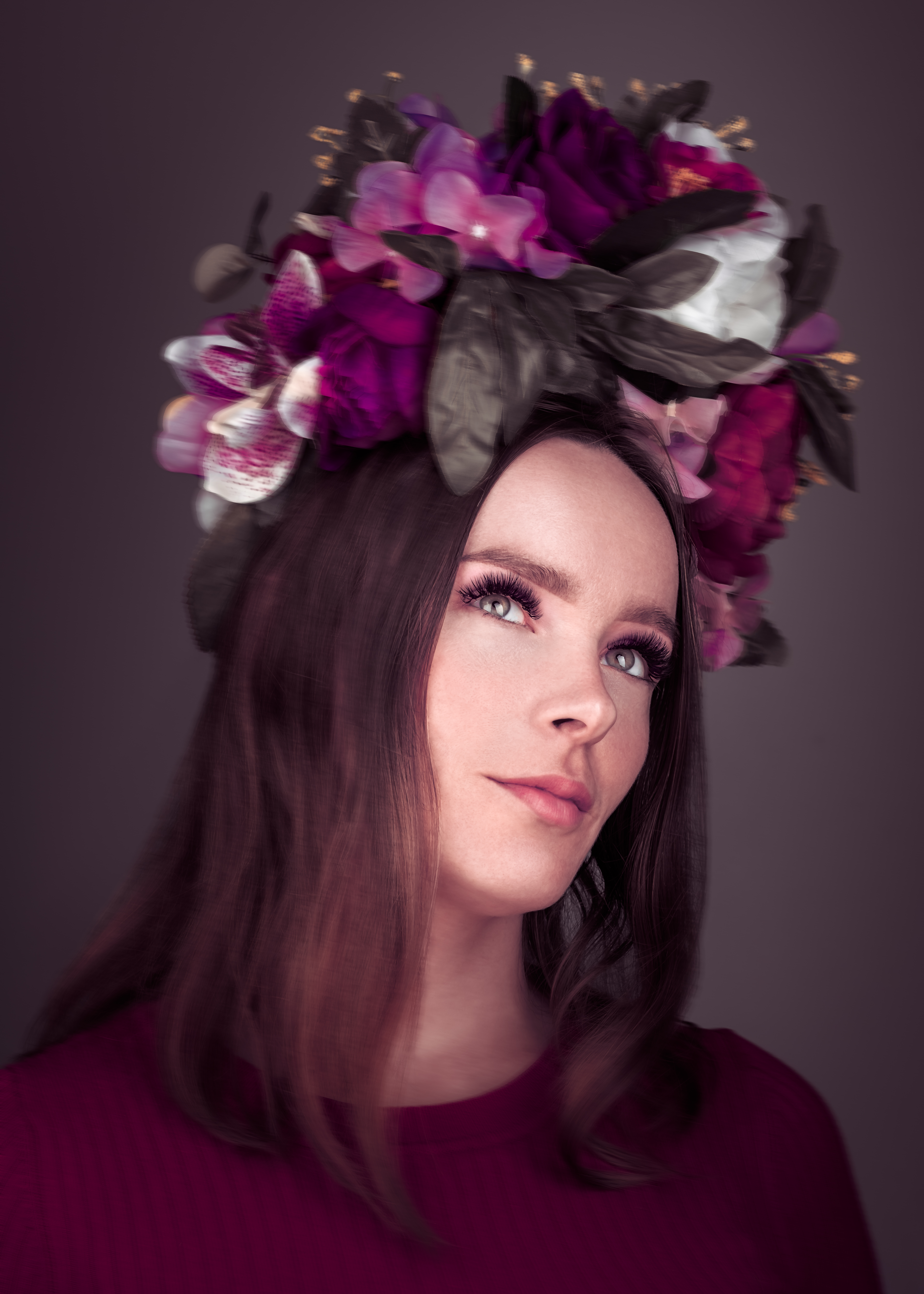 Portret met bloemenkroon in zacht paars licht